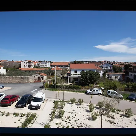 Ag With Balcony And Garage *