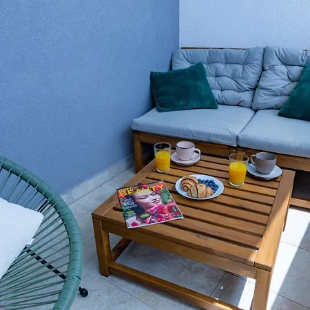 Ag With Balcony And Garage