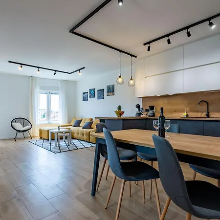 Ag With Balcony And Garage *