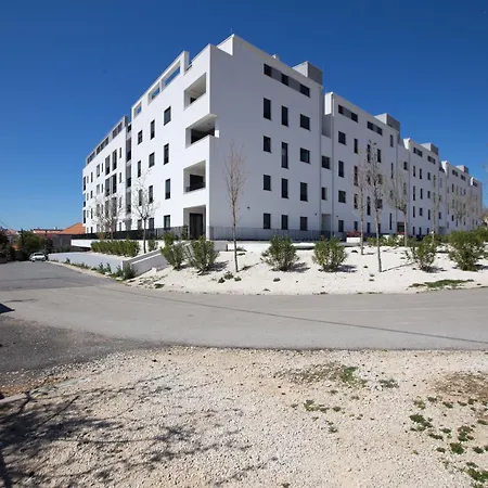 Ag With Balcony And Garage *