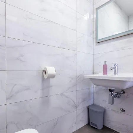 Ag With Balcony And Garage * Zára