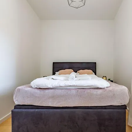 Ag With Balcony And Garage Apartmán *