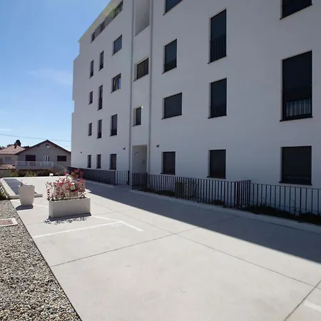 Ag With Balcony And Garage Apartman *