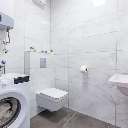 Ag With Balcony And Garage *