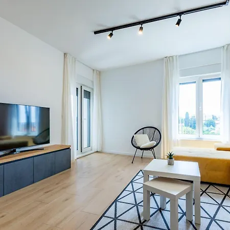 Ag With Balcony And Garage Apartmán